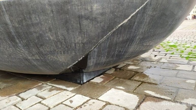 Prasklá vana na kašně Chrtice. 250915_chrtice_02