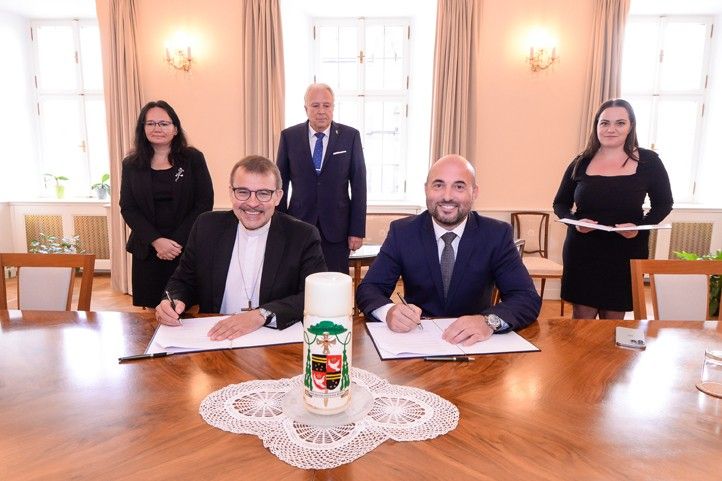 Fotografie: M. Pecuch 250930_Podpis_smlouva_Biskup_u_jeziska_1