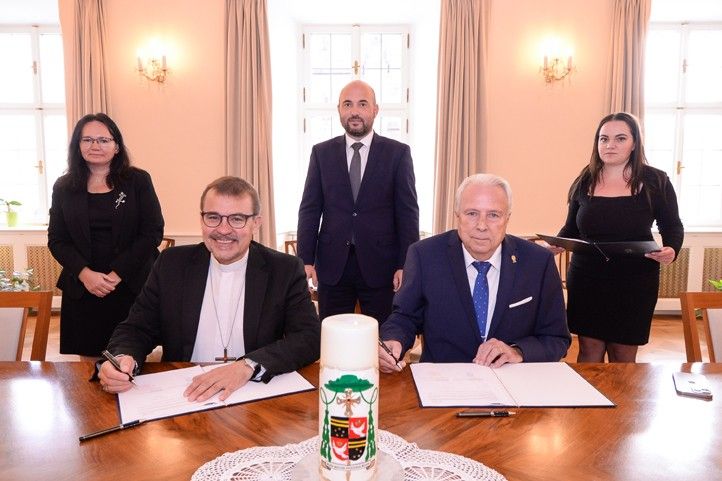 Fotografie: M. Pecuch 250930_Podpis_smlouva_Biskup_u_jeziska_2