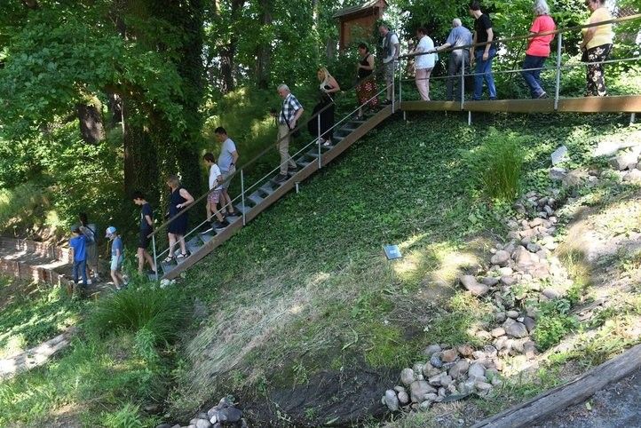 Kolem potůčků, tůněk a jezírek provedou milovníky přírody plzeňské botaničky ve vodní zahradě u Rybárny na hrázi Velkého boleveckého rybníka. Zahrada využívající vodních prvků a plná zajímavých rostlin se otevírá pro veřejnost několikrát do roka. Podzimní komentovaná procházka s botaničkami Zdeňkou Chocholouškovou a Ivanou Konopáskovou se uskuteční už tuto sobotu 18. října 2025 od 13 hodin. 251014_prohlidka_rybarna_01