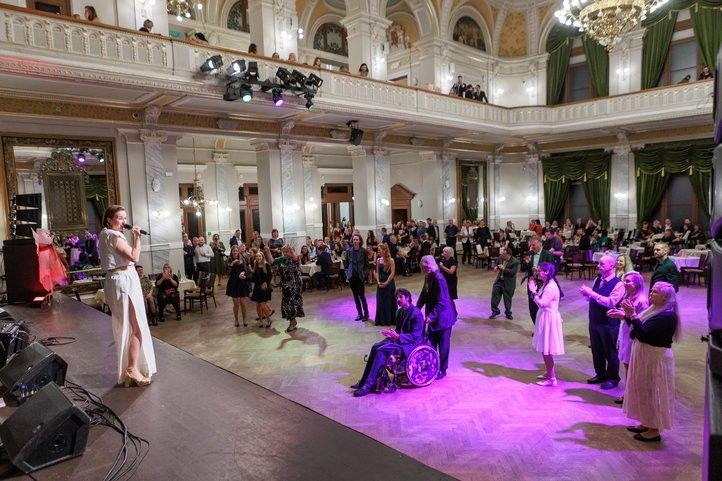 Už devatenáctý ročník slavnostního galavečera Anděl se uskutečnil v sobotu 11. října 2025 v Měšťanské besedě. Město Plzeň ocenilo dobrovolníky a pracovníky v sociálních službách. Ceny převzali z rukou primátora Romana Zarzyckého a radního pro oblast sociálních věcí a aktivní život seniorů Jiřího Šrámka. 251015_ples_andel_04