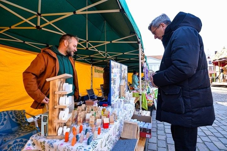 Radní Jiří Šrámek na akci Šikovné ruce. Fotografie: M. Pecuch 260407_šikovné_ruce_01