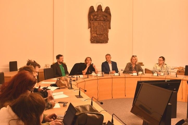 Tisková konference k představení Oděvní banky. Fotografie: B. Hájková 260408_odevni_banka_02