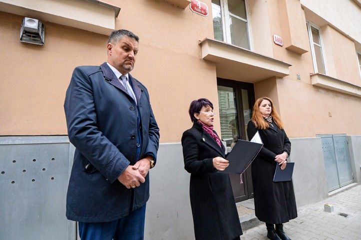 Pokládání Kamenů zmizelých v Plachého ulici (fotografie: M. Pecuch) 260415_Stolpersteine_Plachova_1