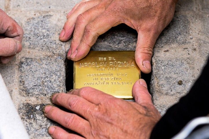 Pokládání Kamenů zmizelých v Plachého ulici (fotografie: M. Pecuch) 260415_Stolpersteine_Plachova_2