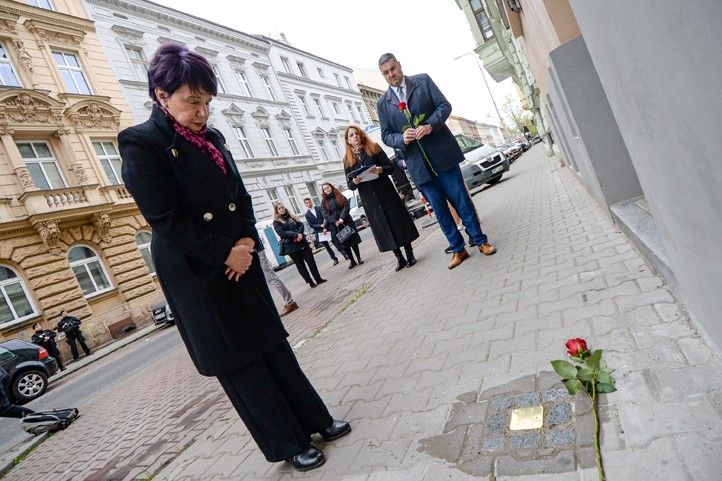 Pokládání Kamenů zmizelých v Plachého ulici (fotografie: M. Pecuch) 260415_Stolpersteine_Plachova_4