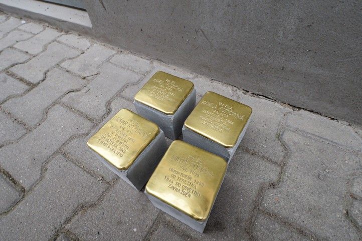Pokládání Kamenů zmizelých v Plachého ulici (fotografie: M. Pecuch) 260415_Stolpersteine_Plachova_6