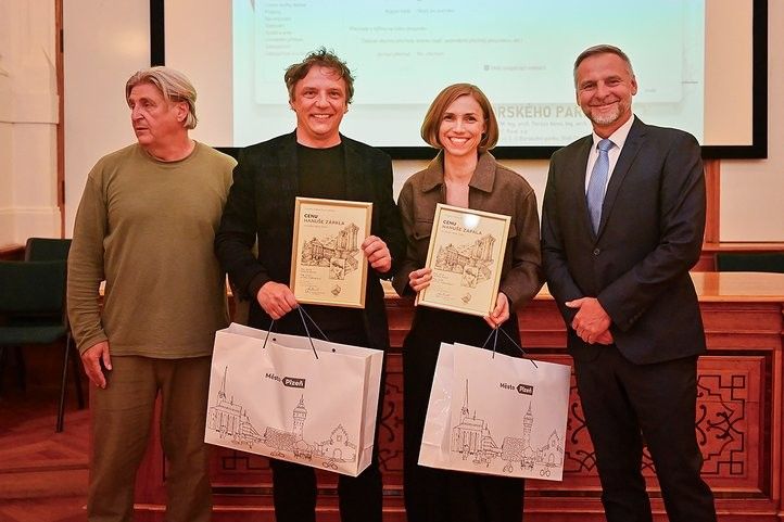 Zleva Ing. arch. Ludvík Grym, Ing. arch. Jiří Zábran, Ing. arch. Tereza Nová a náměstek primátora Pavel Bosák. Fotografie: M. Chaloupka 260617_Cena_Hanuše_Zápala_3