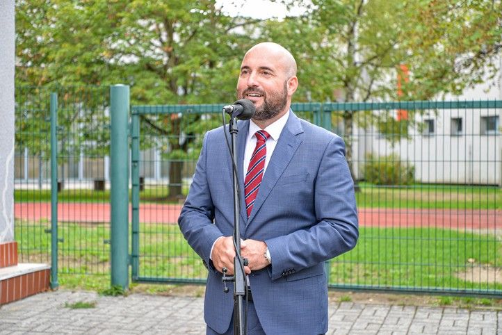Slavnostní otevření modernější jídelny 11. ZŠ (fotografie: M. Pecuch) 260901_11_ZS_pristavba_zelena_strecha_1