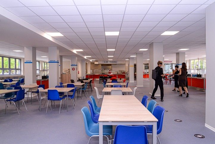 Slavnostní otevření modernější jídelny 11. ZŠ (fotografie: M. Pecuch) 260901_11_ZS_pristavba_zelena_strecha_4