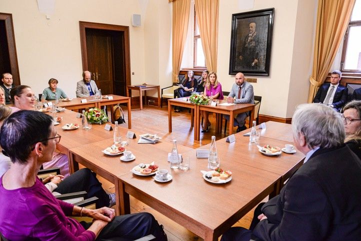 Předání šeků na plzeňské radnici (fotografie: M. Pecuch) 260911_Ples_organizace_sek_1