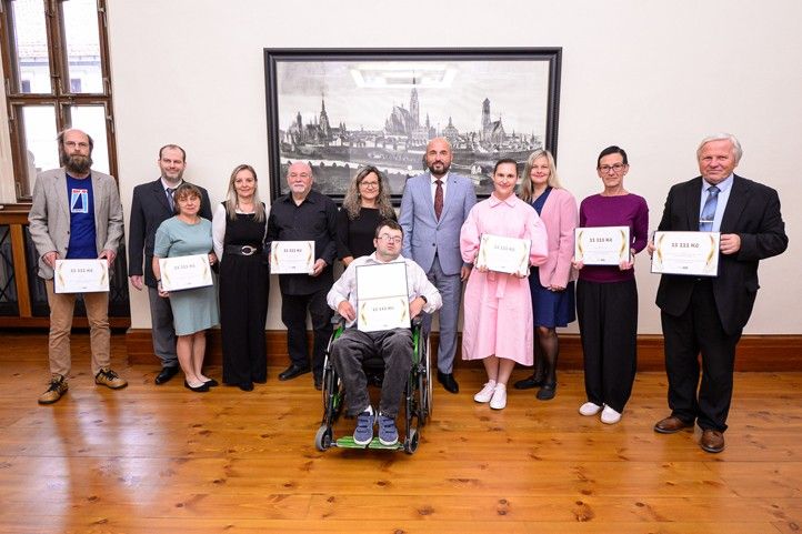 Předání šeků na plzeňské radnici (fotografie: M. Pecuch) 260911_Ples_organizace_sek_3